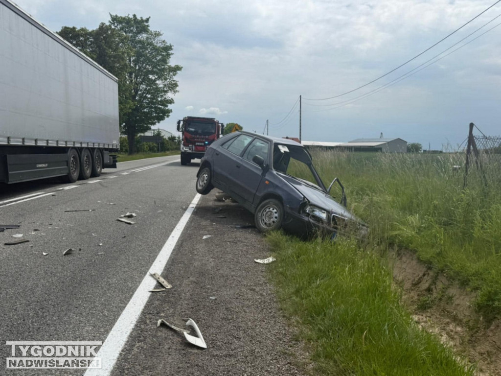 Wypadek na DK79 w Łukawie