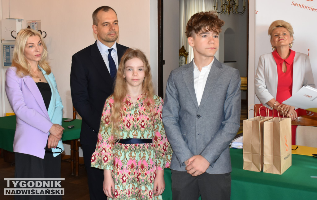 Uhonorowanie rodzeństwa na Fołtów podczas sesji