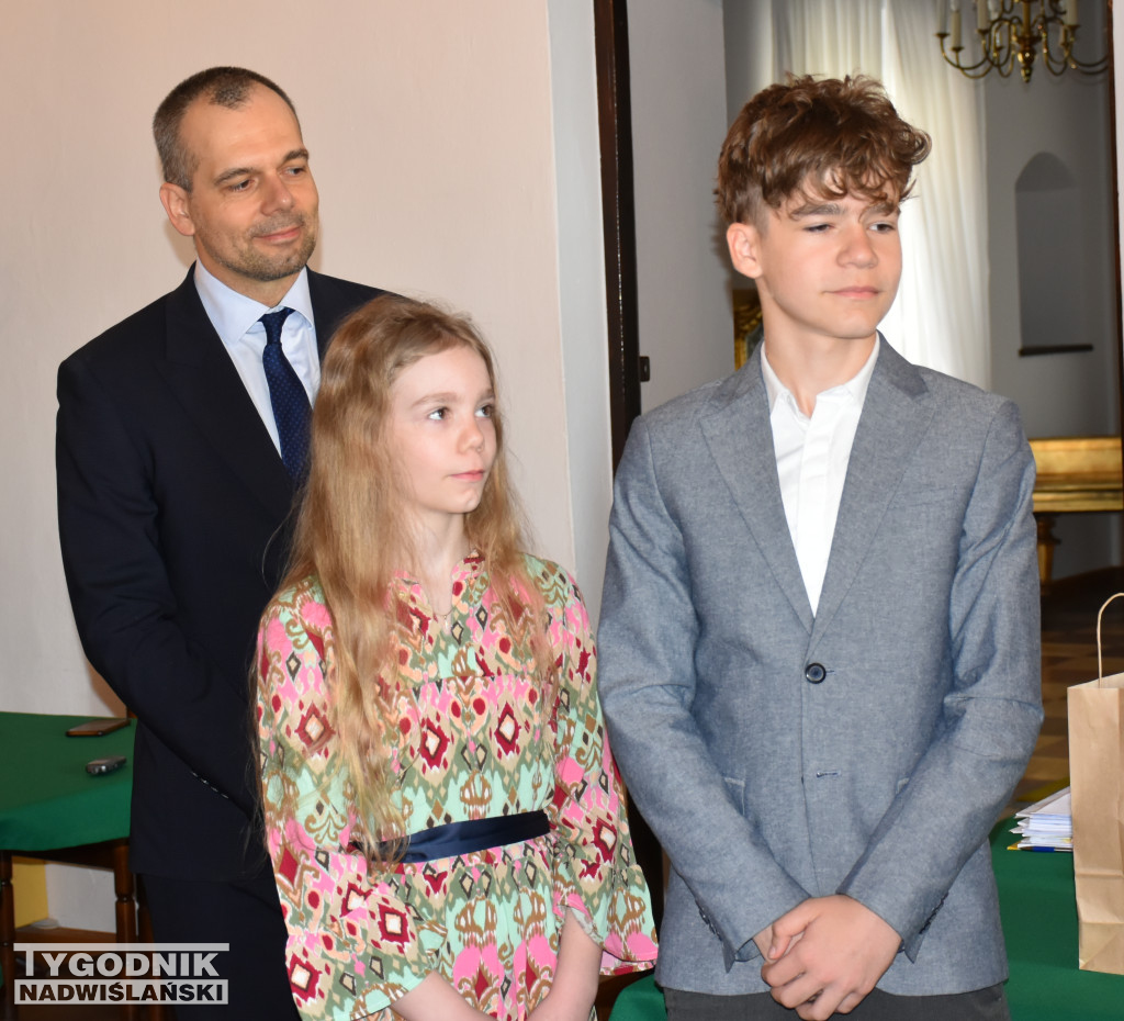 Uhonorowanie rodzeństwa na Fołtów podczas sesji