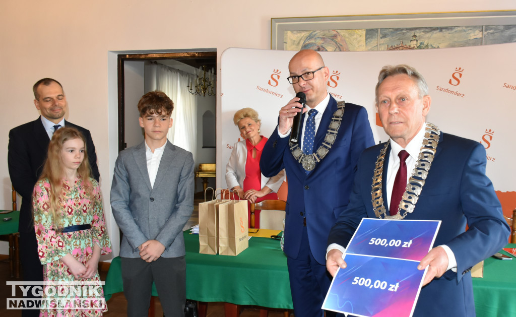 Uhonorowanie rodzeństwa na Fołtów podczas sesji