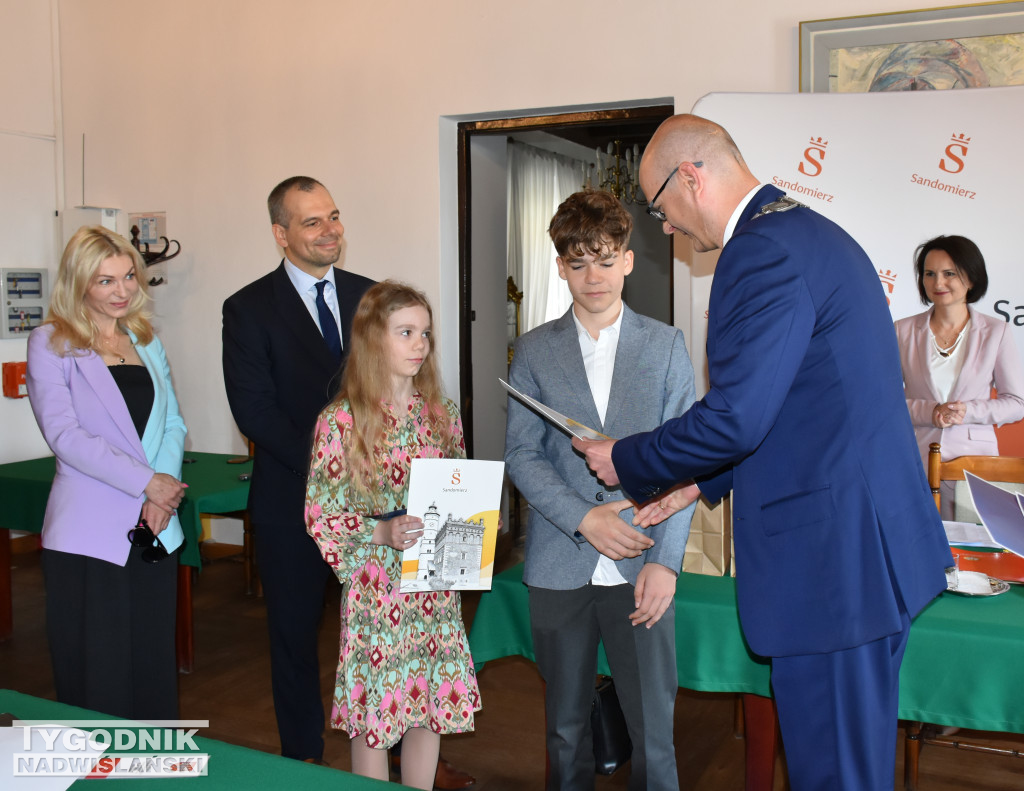 Uhonorowanie rodzeństwa na Fołtów podczas sesji