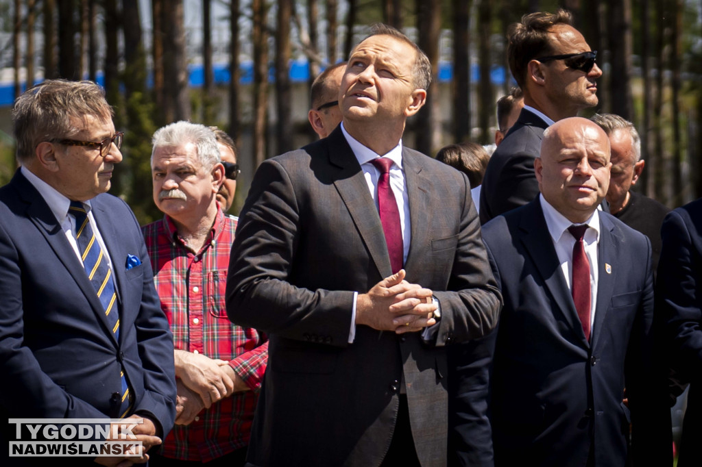 Karol Nawrocki pod pomnikiem Rzezi Wołyńskiej w Domostawie.