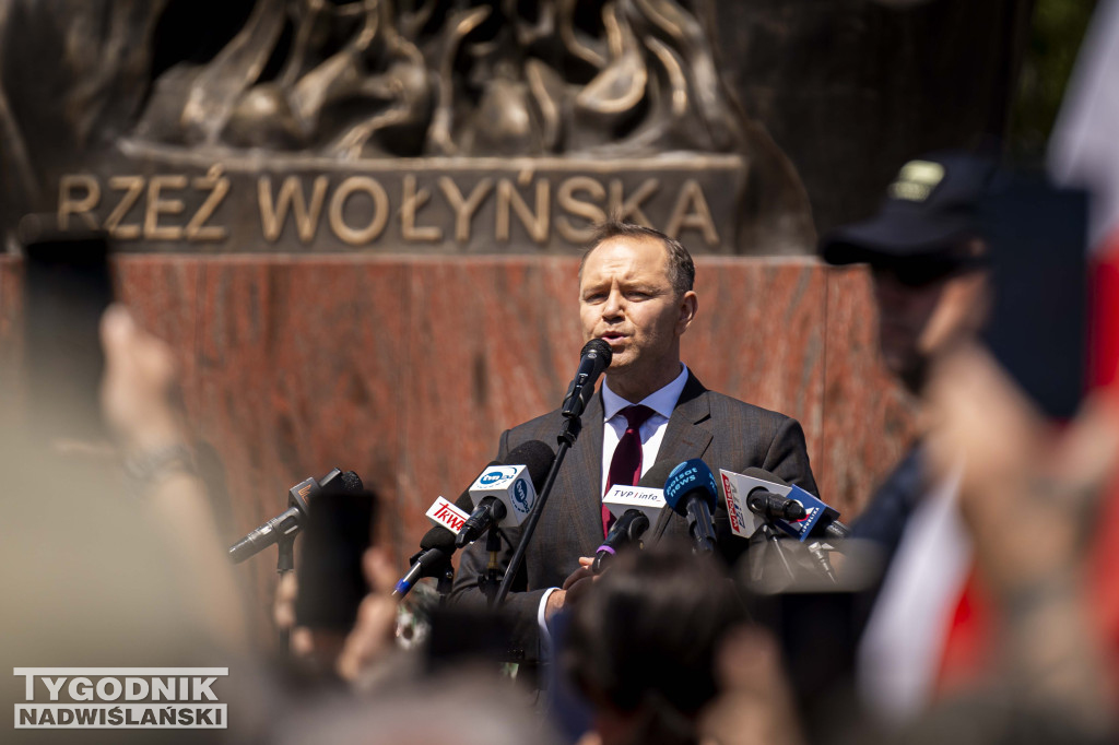 Karol Nawrocki pod pomnikiem Rzezi Wołyńskiej w Domostawie.