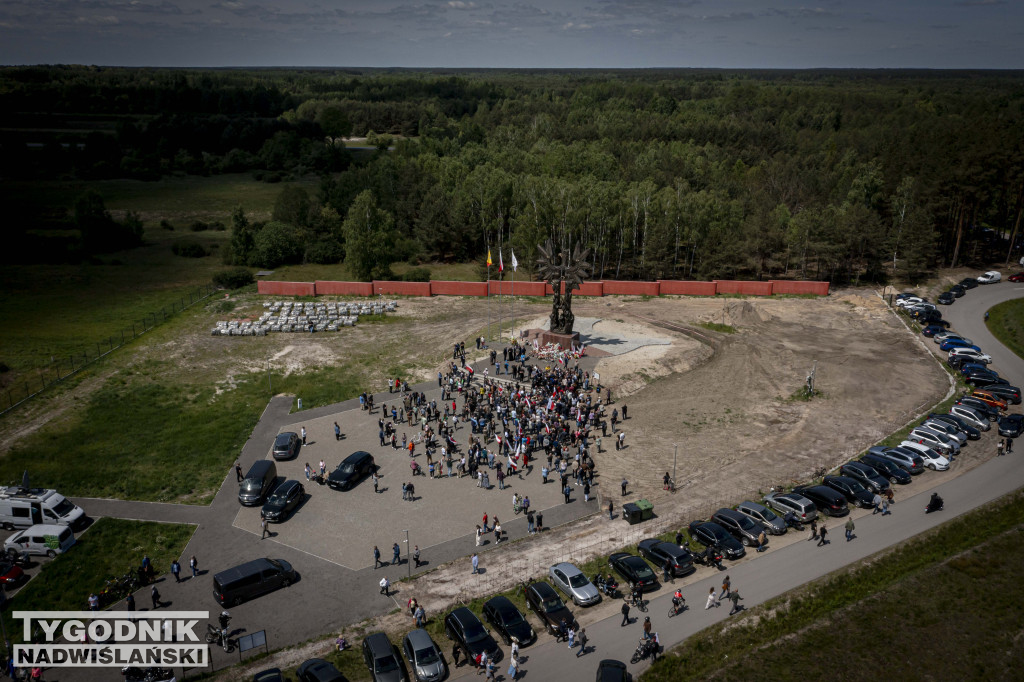 Karol Nawrocki pod pomnikiem Rzezi Wołyńskiej w Domostawie.