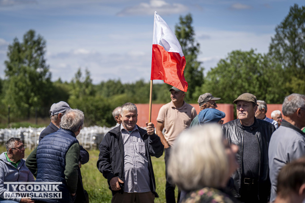 Karol Nawrocki pod pomnikiem Rzezi Wołyńskiej w Domostawie.