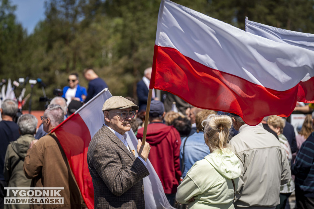 Karol Nawrocki pod pomnikiem Rzezi Wołyńskiej w Domostawie.