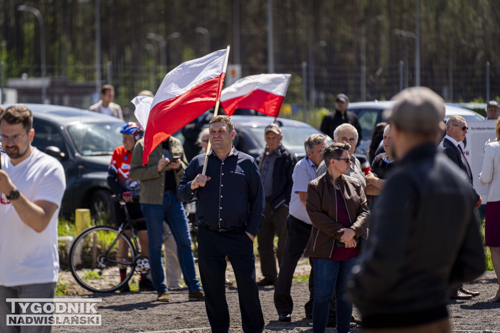 Karol Nawrocki pod pomnikiem Rzezi Wołyńskiej w Domostawie.