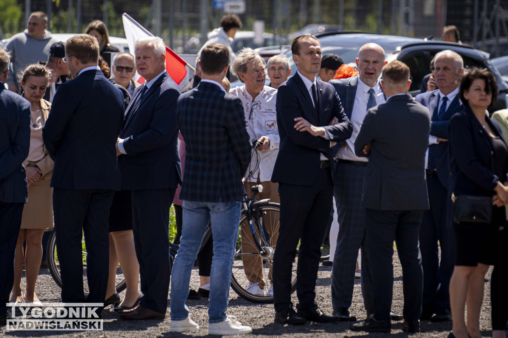 Karol Nawrocki pod pomnikiem Rzezi Wołyńskiej w Domostawie.