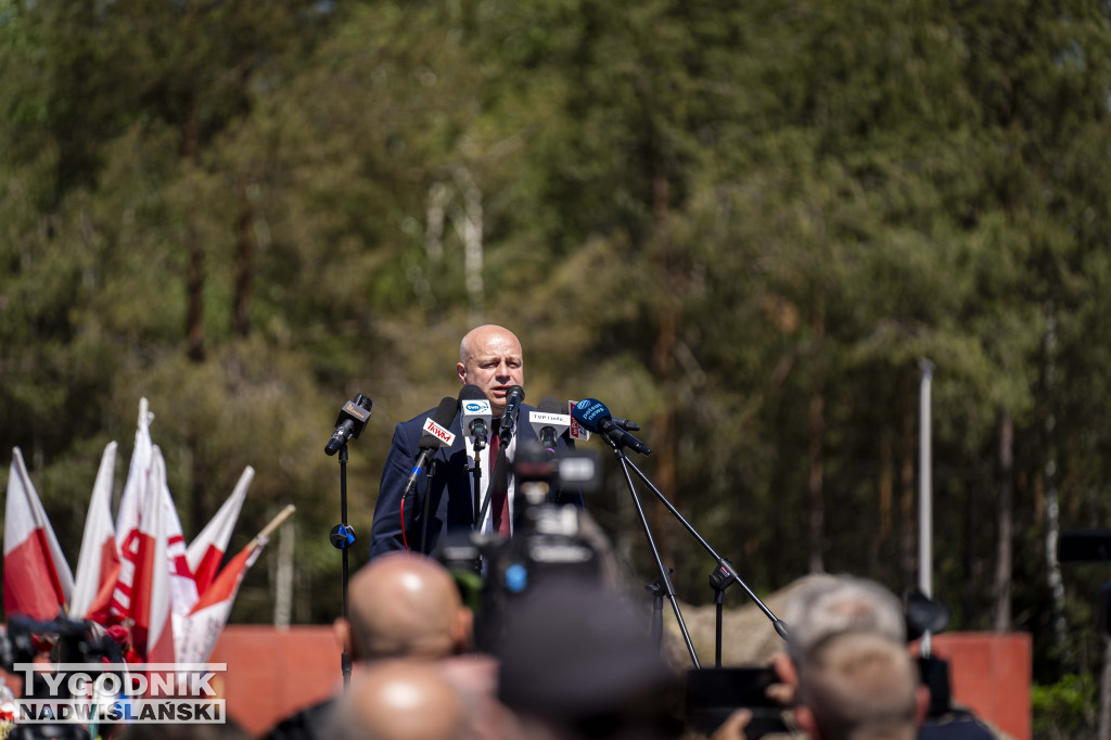 Karol Nawrocki pod pomnikiem Rzezi Wołyńskiej w Domostawie.