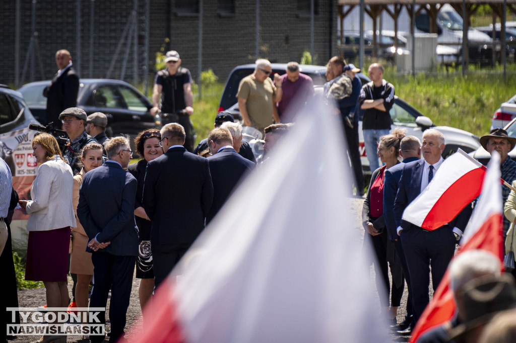 Karol Nawrocki pod pomnikiem Rzezi Wołyńskiej w Domostawie.
