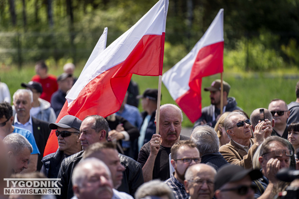 Karol Nawrocki pod pomnikiem Rzezi Wołyńskiej w Domostawie.