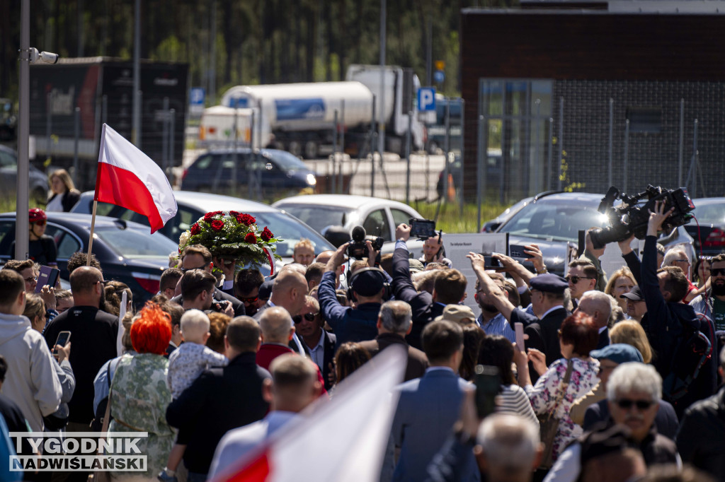 Karol Nawrocki pod pomnikiem Rzezi Wołyńskiej w Domostawie.