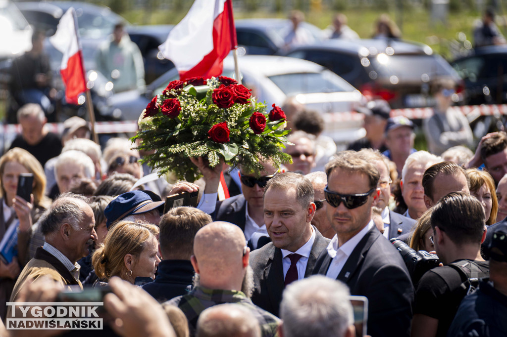 Karol Nawrocki pod pomnikiem Rzezi Wołyńskiej w Domostawie.