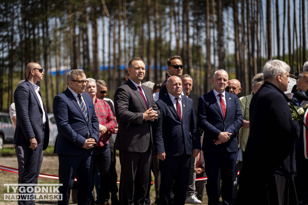 Karol Nawrocki pod pomnikiem Rzezi Wołyńskiej w Domostawie.