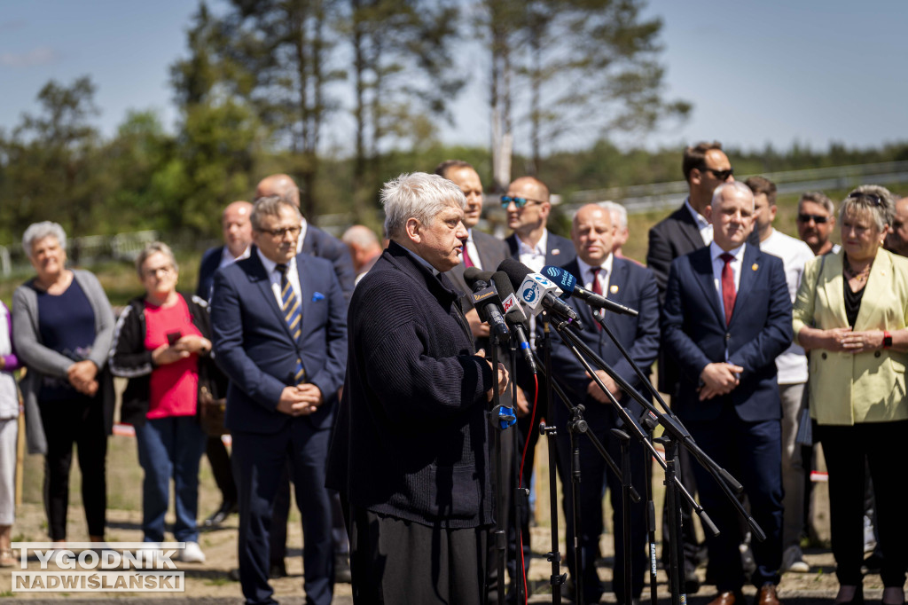 Karol Nawrocki pod pomnikiem Rzezi Wołyńskiej w Domostawie.