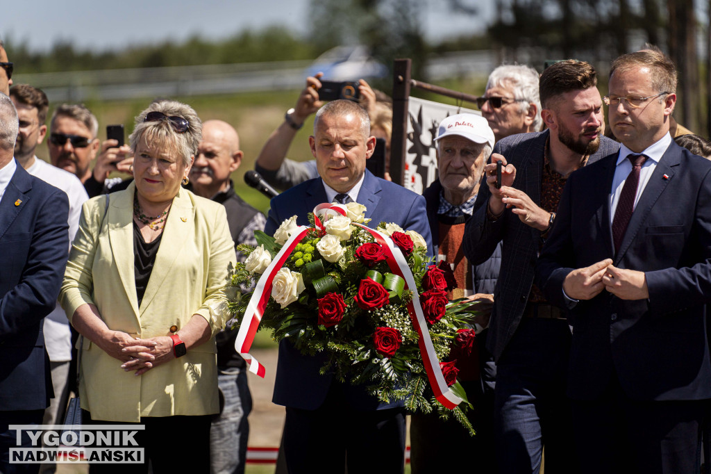 Karol Nawrocki pod pomnikiem Rzezi Wołyńskiej w Domostawie.