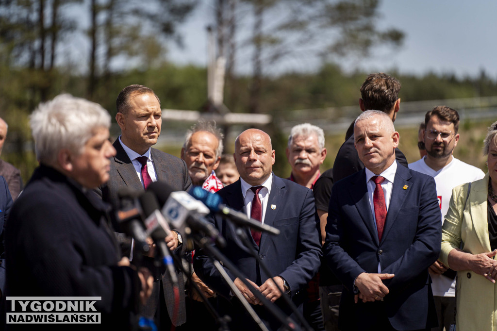 Karol Nawrocki pod pomnikiem Rzezi Wołyńskiej w Domostawie.