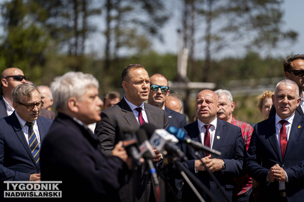 Karol Nawrocki pod pomnikiem Rzezi Wołyńskiej w Domostawie.