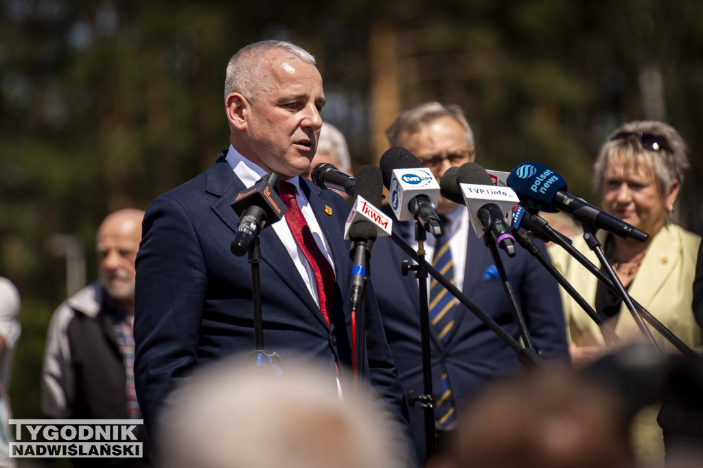 Karol Nawrocki pod pomnikiem Rzezi Wołyńskiej w Domostawie.