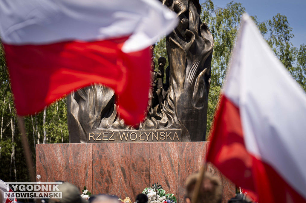 Karol Nawrocki pod pomnikiem Rzezi Wołyńskiej w Domostawie.