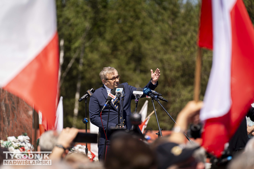 Karol Nawrocki pod pomnikiem Rzezi Wołyńskiej w Domostawie.