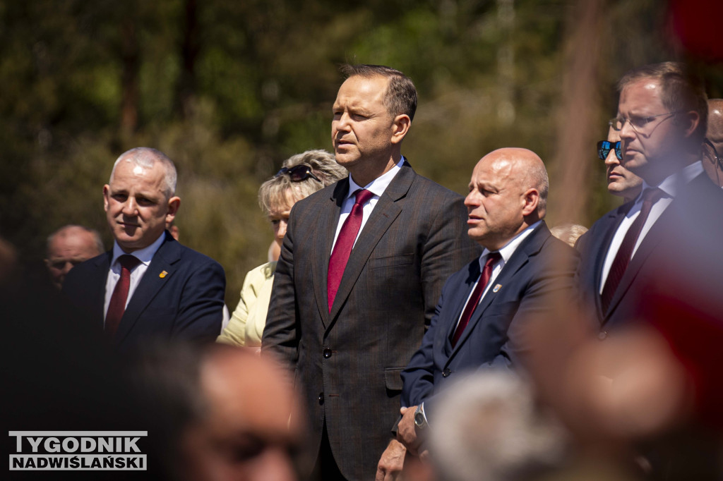 Karol Nawrocki pod pomnikiem Rzezi Wołyńskiej w Domostawie.
