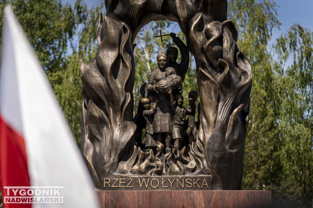 Karol Nawrocki pod pomnikiem Rzezi Wołyńskiej w Domostawie.