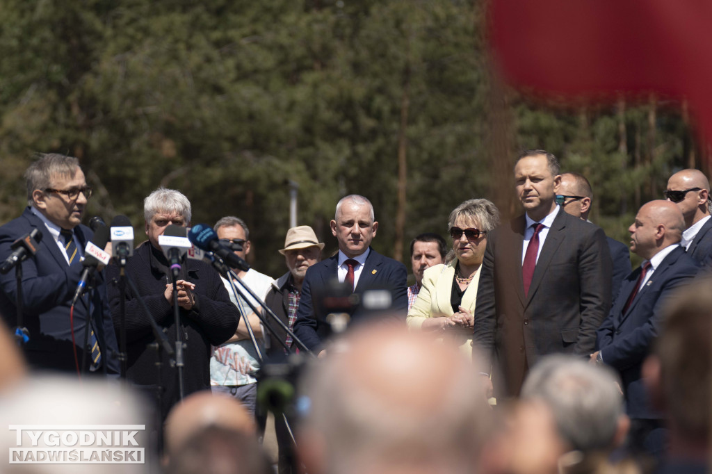 Karol Nawrocki pod pomnikiem Rzezi Wołyńskiej w Domostawie.