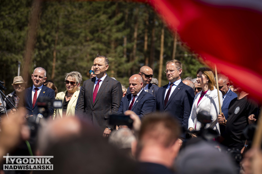 Karol Nawrocki pod pomnikiem Rzezi Wołyńskiej w Domostawie.