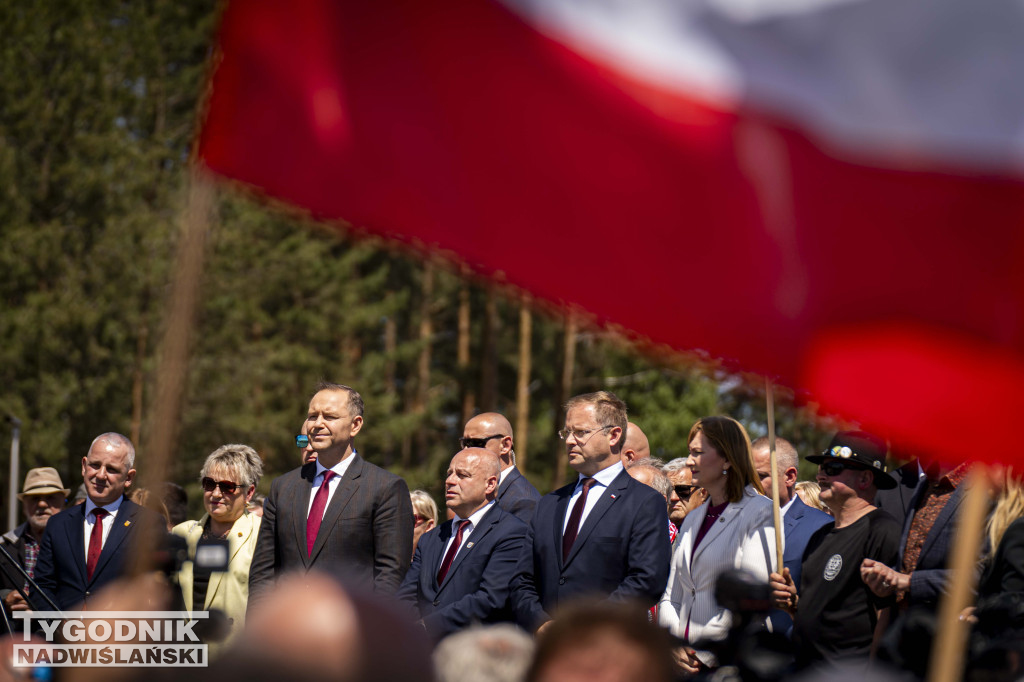 Karol Nawrocki pod pomnikiem Rzezi Wołyńskiej w Domostawie.