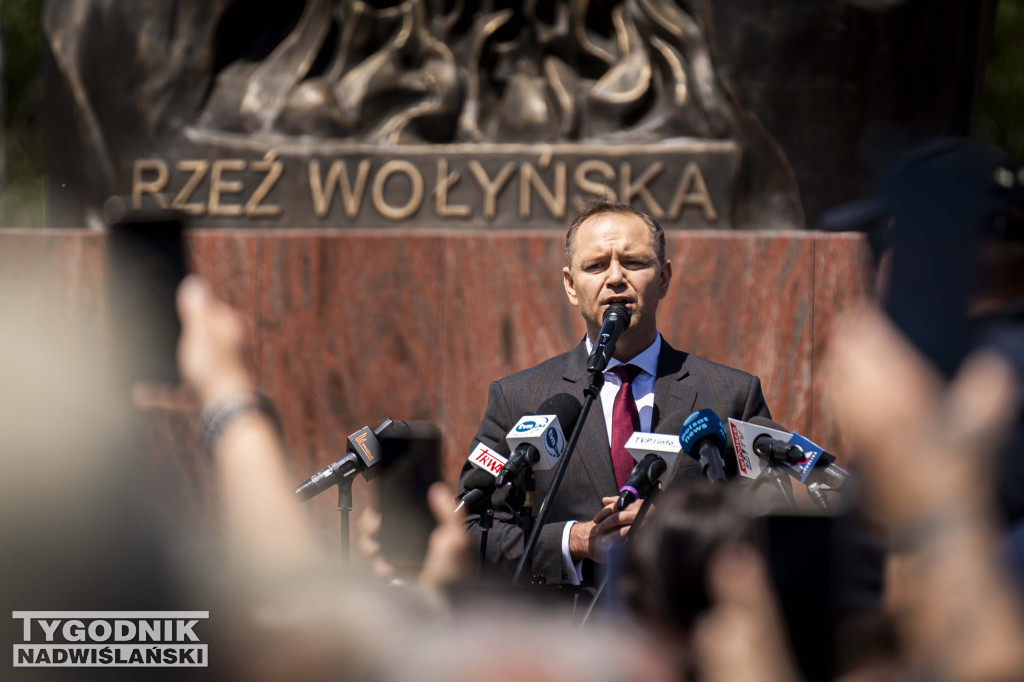 Karol Nawrocki pod pomnikiem Rzezi Wołyńskiej w Domostawie.