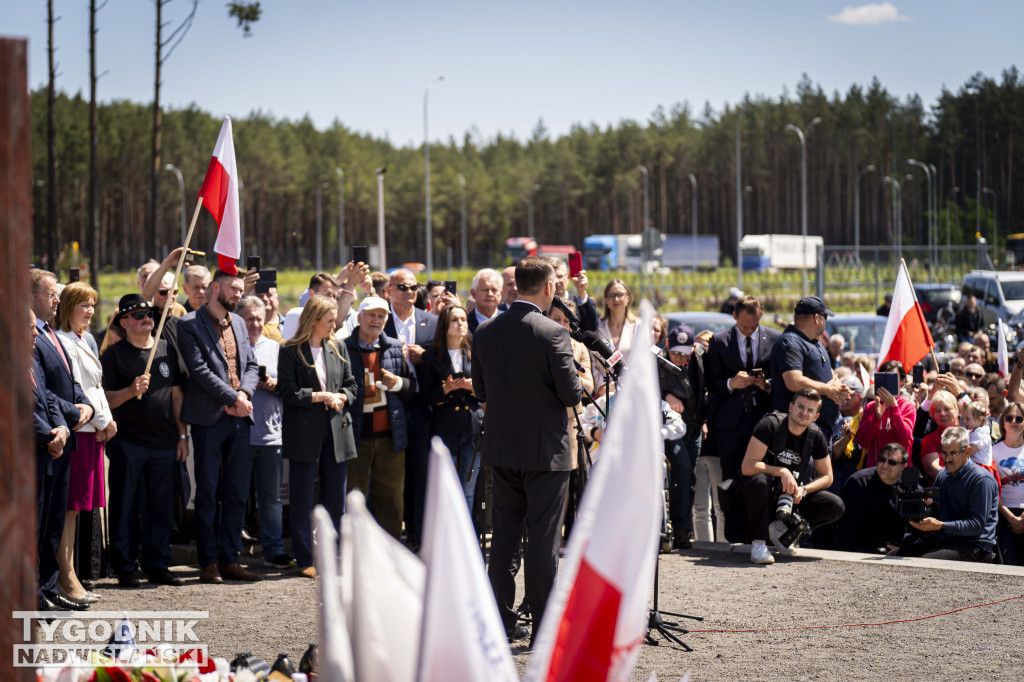 Karol Nawrocki pod pomnikiem Rzezi Wołyńskiej w Domostawie.