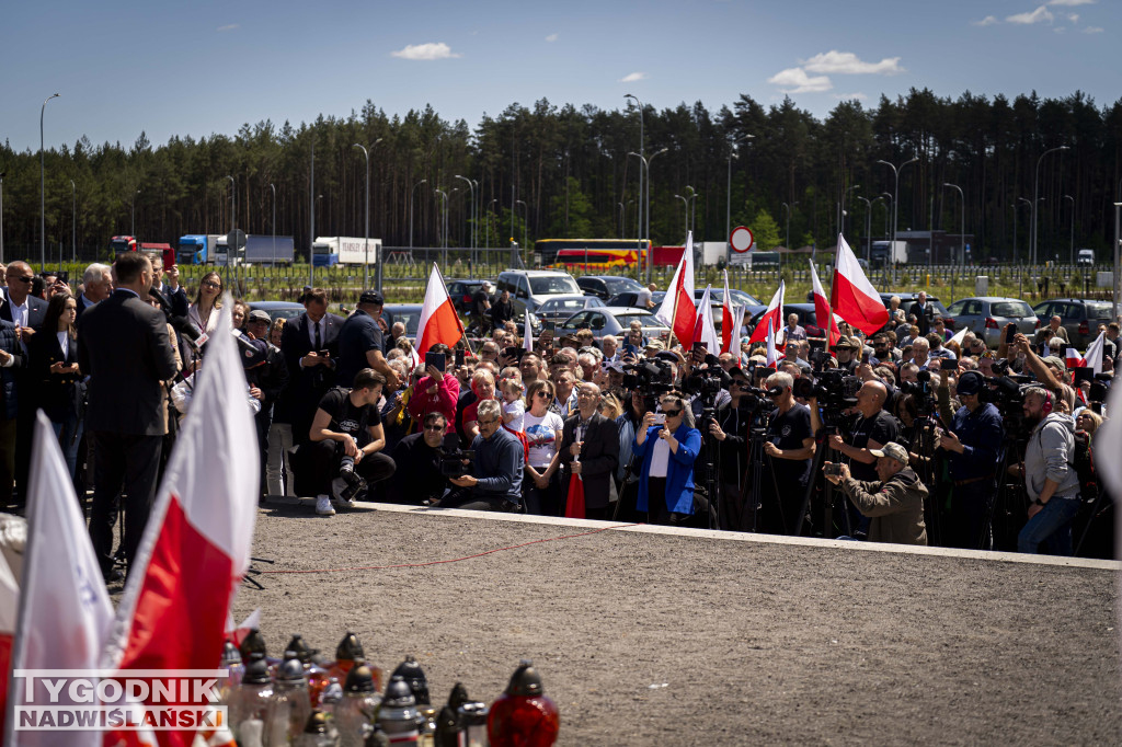 Karol Nawrocki pod pomnikiem Rzezi Wołyńskiej w Domostawie.
