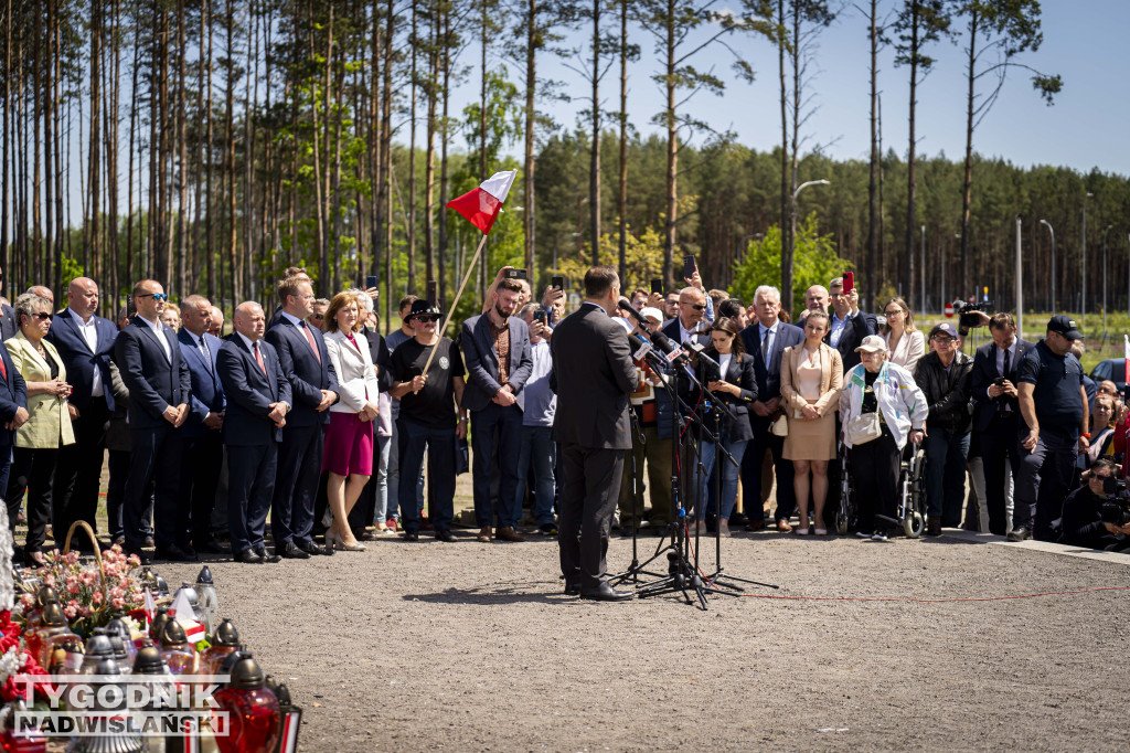 Karol Nawrocki pod pomnikiem Rzezi Wołyńskiej w Domostawie.
