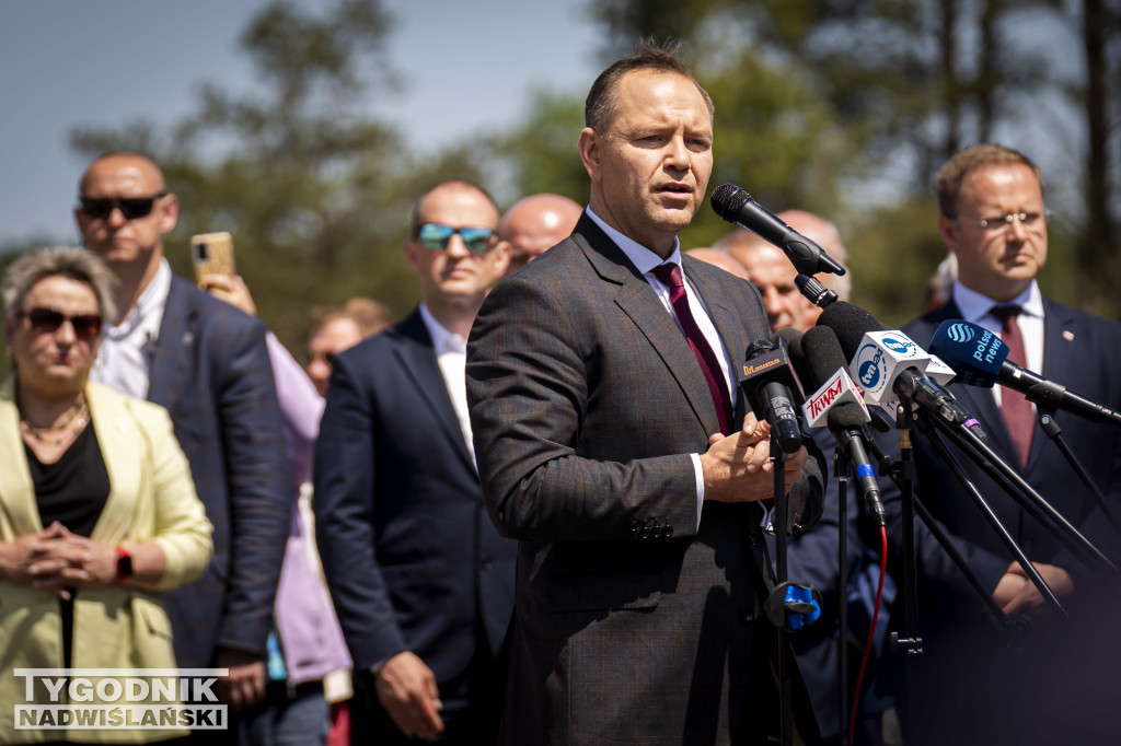 Karol Nawrocki pod pomnikiem Rzezi Wołyńskiej w Domostawie.