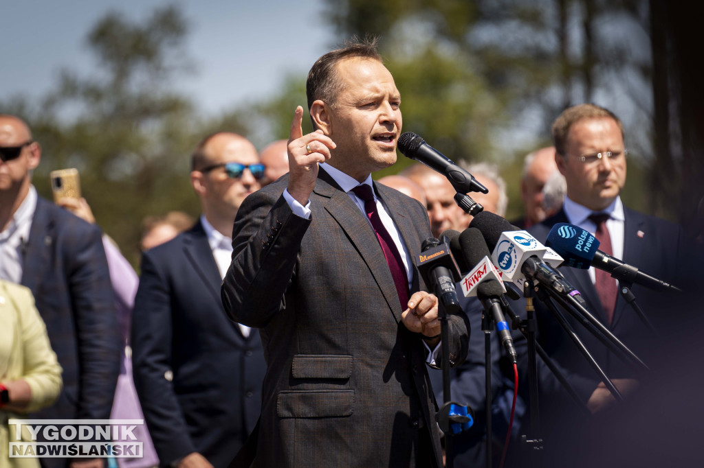 Karol Nawrocki pod pomnikiem Rzezi Wołyńskiej w Domostawie.