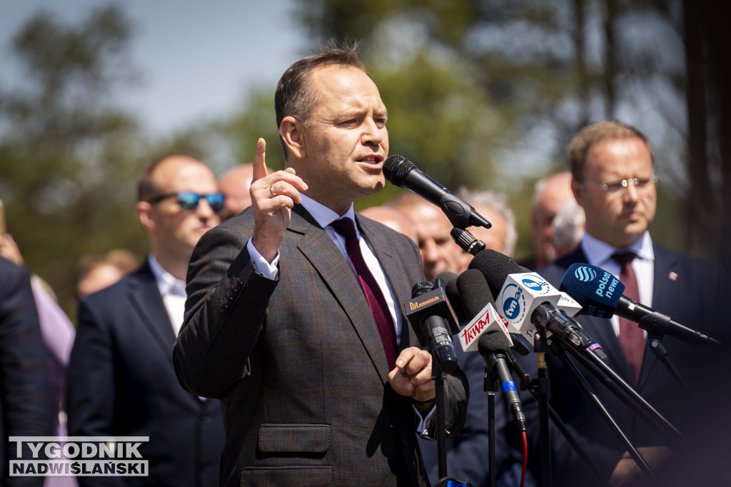 Karol Nawrocki pod pomnikiem Rzezi Wołyńskiej w Domostawie.