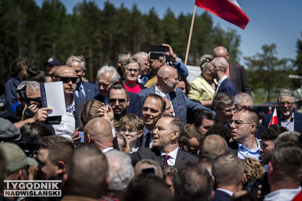 Karol Nawrocki pod pomnikiem Rzezi Wołyńskiej w Domostawie.