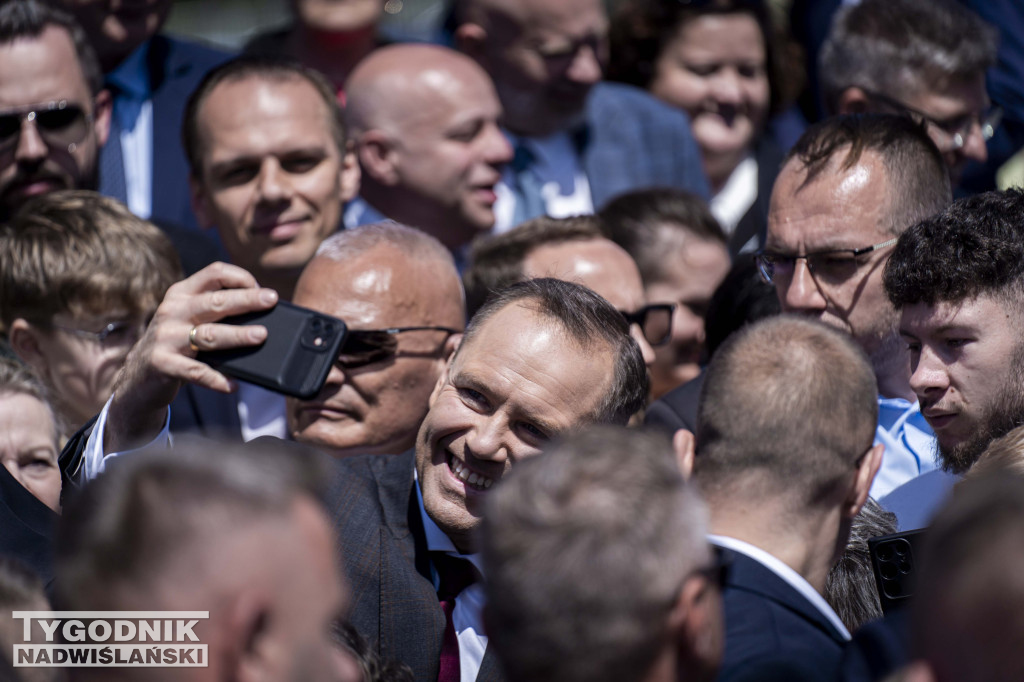 Karol Nawrocki pod pomnikiem Rzezi Wołyńskiej w Domostawie.