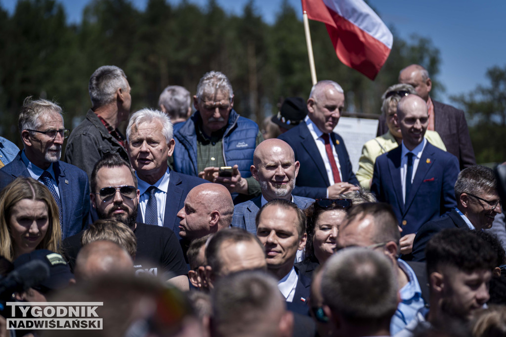 Karol Nawrocki pod pomnikiem Rzezi Wołyńskiej w Domostawie.