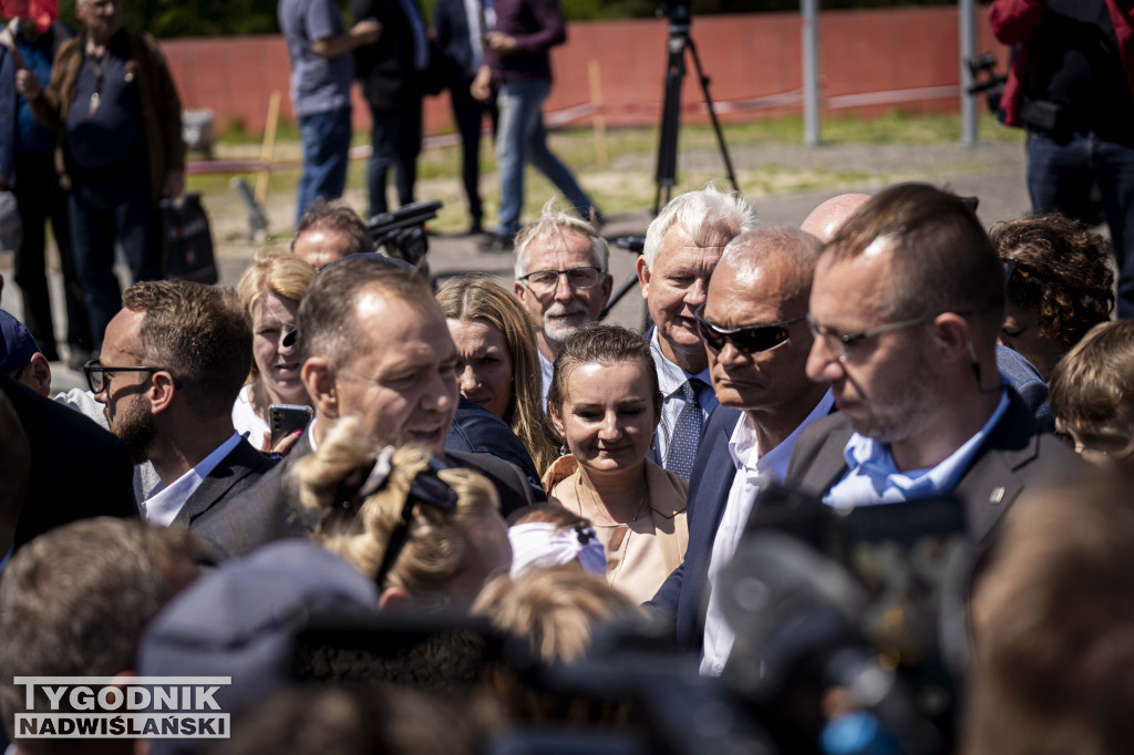 Karol Nawrocki pod pomnikiem Rzezi Wołyńskiej w Domostawie.