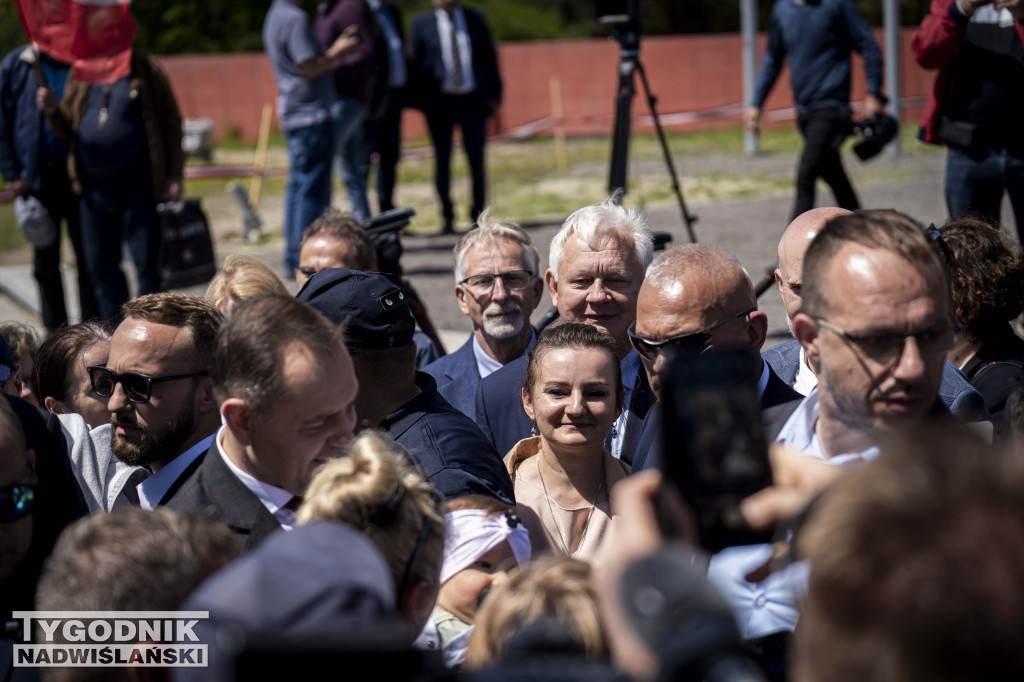 Karol Nawrocki pod pomnikiem Rzezi Wołyńskiej w Domostawie.