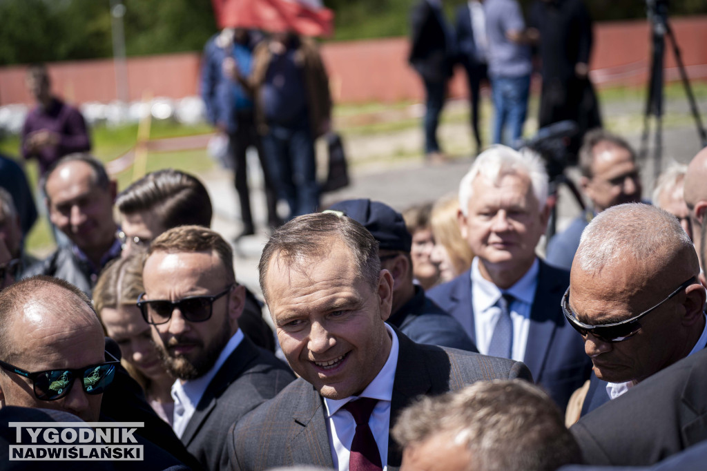 Karol Nawrocki pod pomnikiem Rzezi Wołyńskiej w Domostawie.