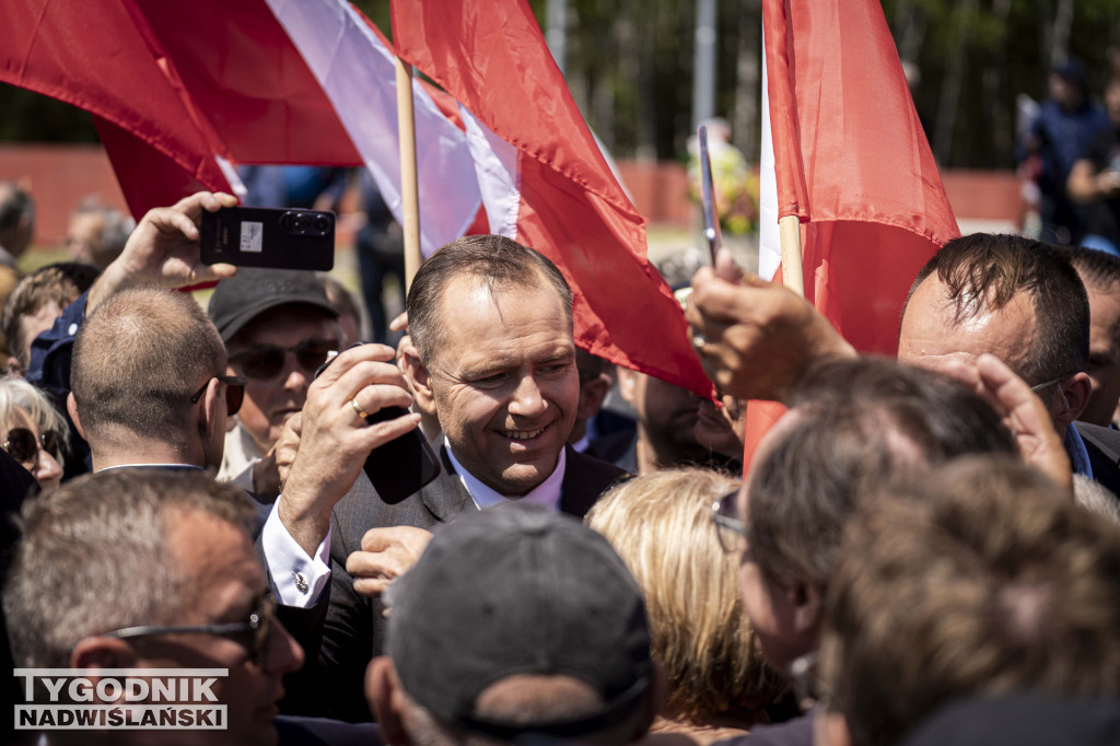 Karol Nawrocki pod pomnikiem Rzezi Wołyńskiej w Domostawie.