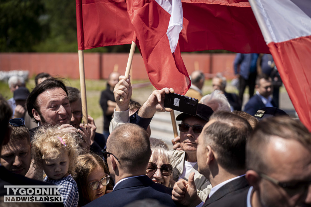 Karol Nawrocki pod pomnikiem Rzezi Wołyńskiej w Domostawie.
