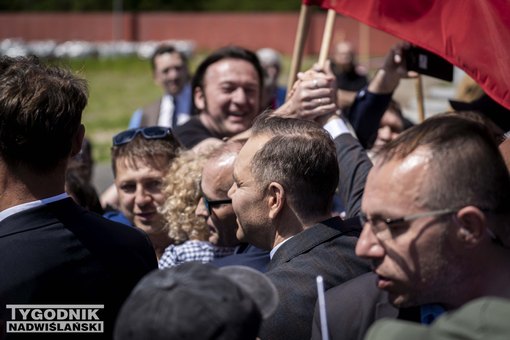 Karol Nawrocki pod pomnikiem Rzezi Wołyńskiej w Domostawie.