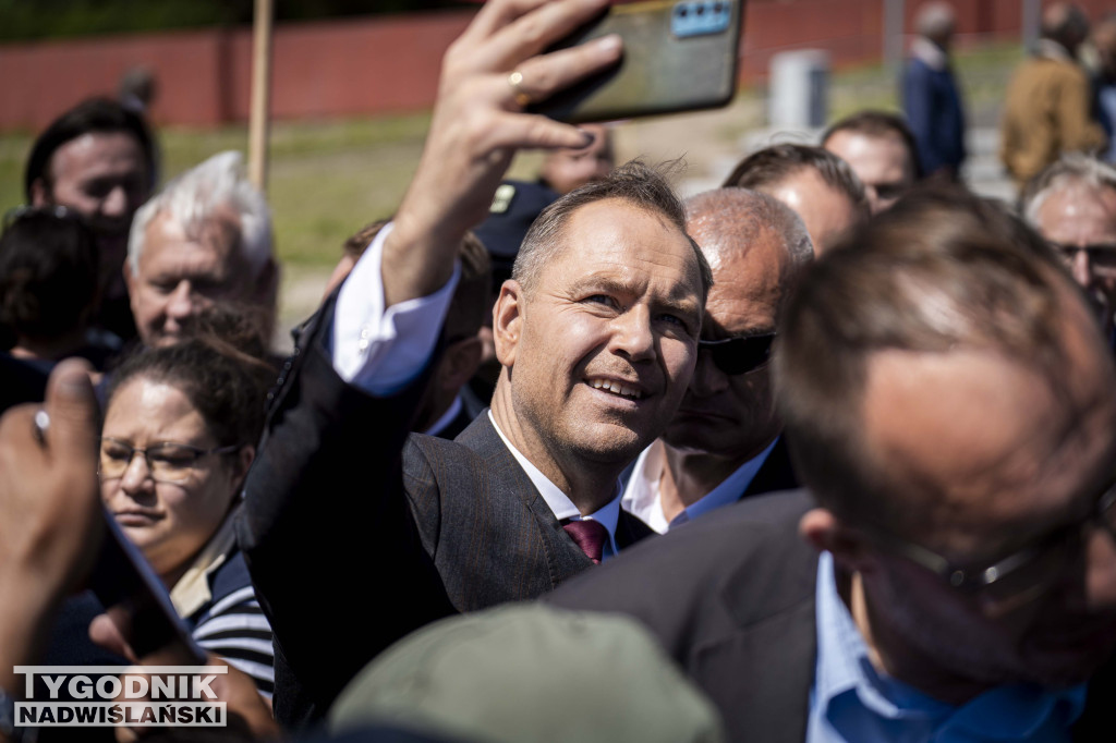 Karol Nawrocki pod pomnikiem Rzezi Wołyńskiej w Domostawie.