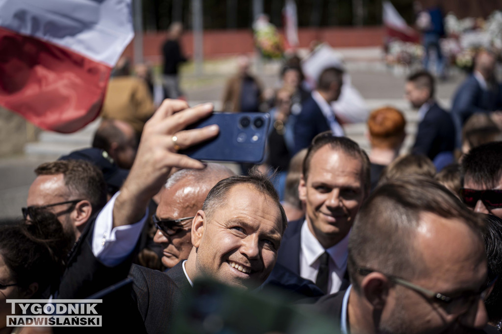Karol Nawrocki pod pomnikiem Rzezi Wołyńskiej w Domostawie.