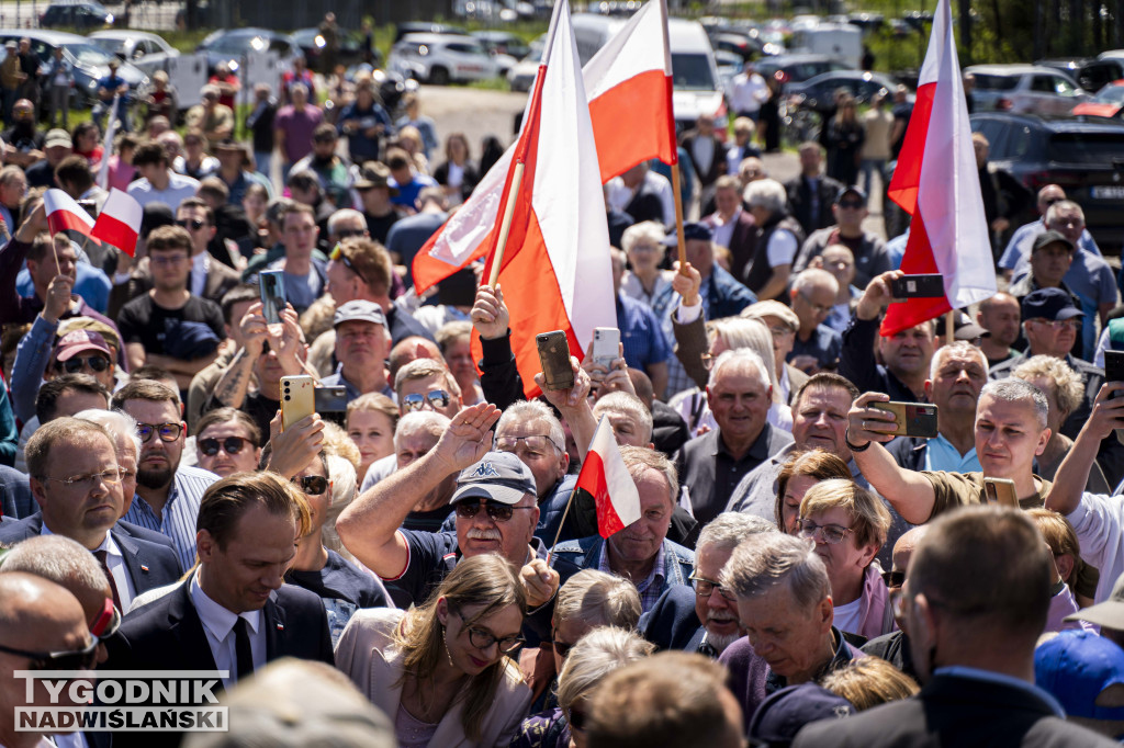 Karol Nawrocki pod pomnikiem Rzezi Wołyńskiej w Domostawie.