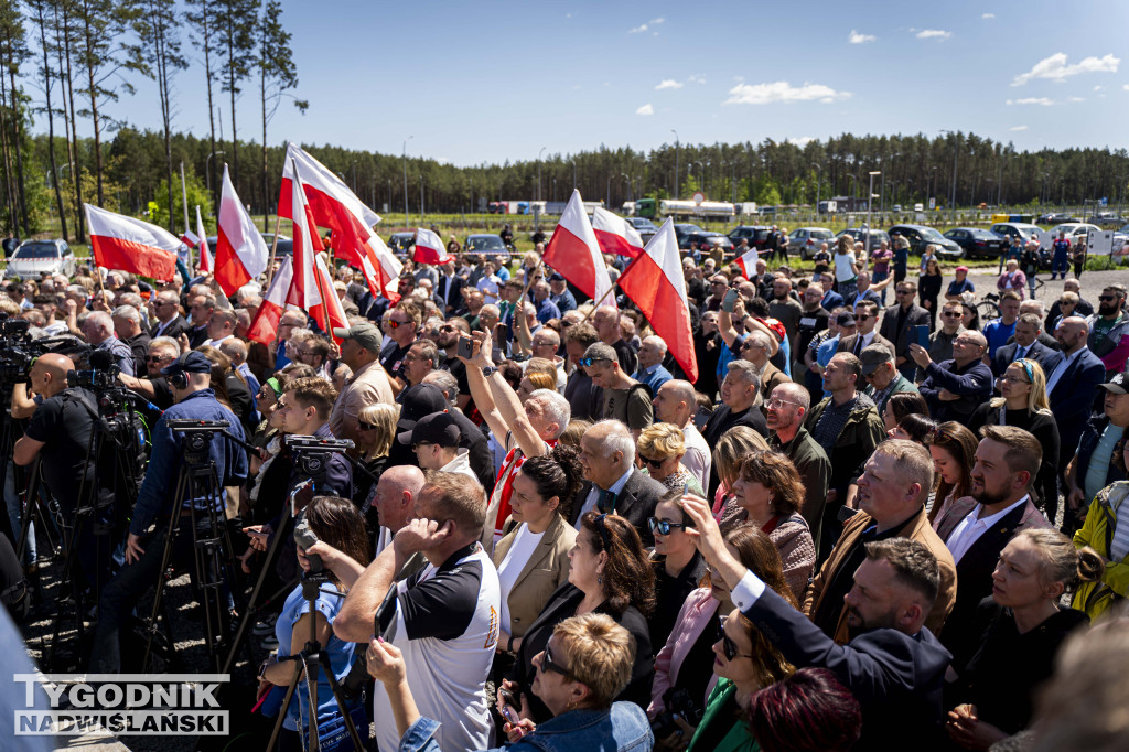 Karol Nawrocki pod pomnikiem Rzezi Wołyńskiej w Domostawie.